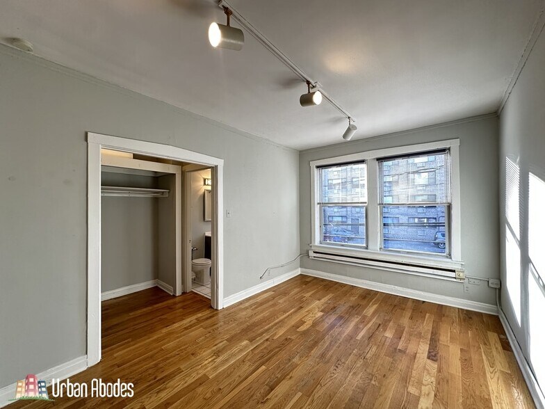 Building Photo - 515 W Melrose St