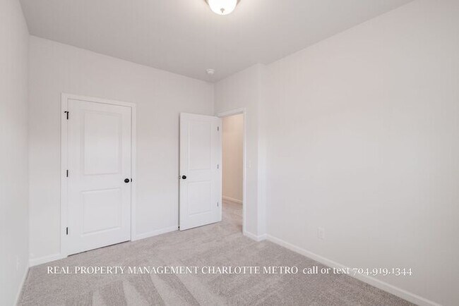 Building Photo - Modern Brand-New Built 3BR Townhome Near Uptown