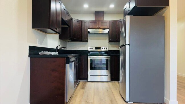 Building Photo - 4 bedroom duplex