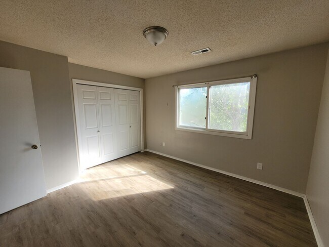 Building Photo - $1195 - 3 bedroom/ 2.5 bathroom - Townhome...