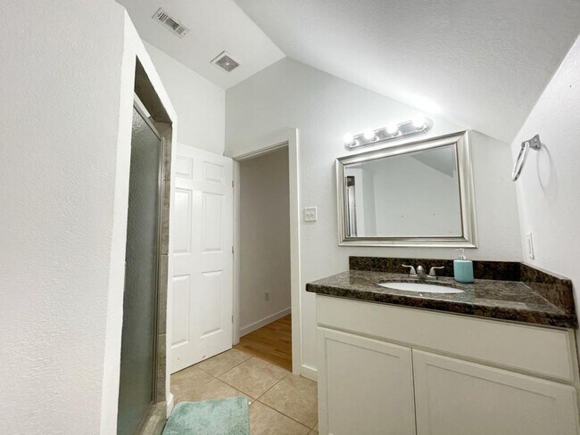 Building Photo - NEWER 4 bedroom house