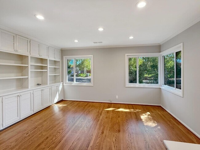 Building Photo - 527 Hilbar Ln