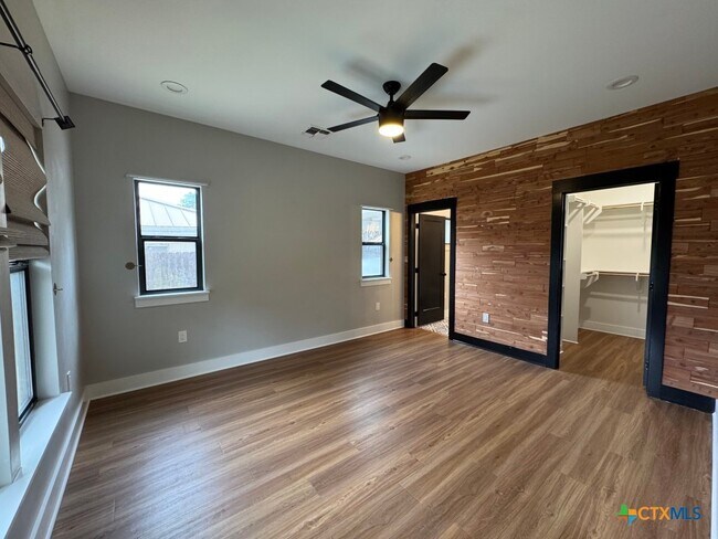 Building Photo - 1704 N Washington St