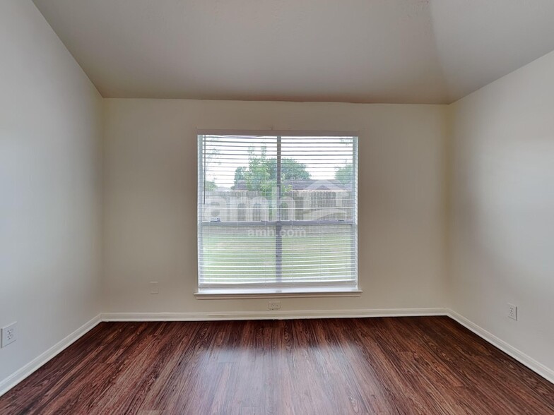 Building Photo - 9220 Mahan Dr