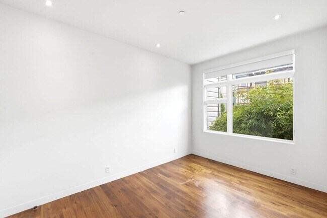 Building Photo - 1076 S Van Ness Ave