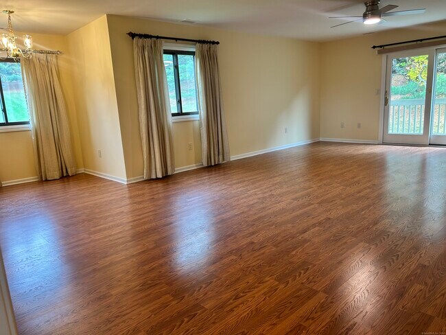 Building Photo - 1102 Summer Hill Dr