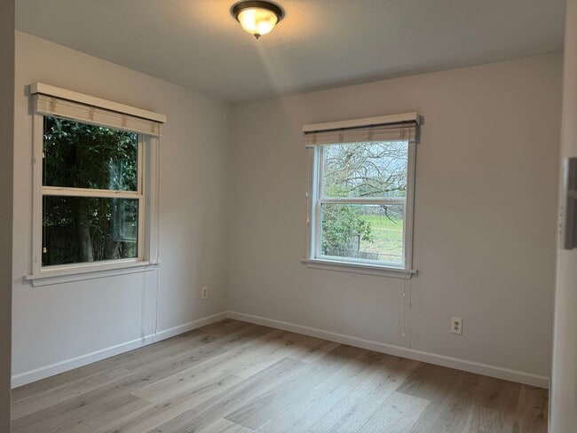 Building Photo - CLICK "REQUEST A TOUR" NOW!