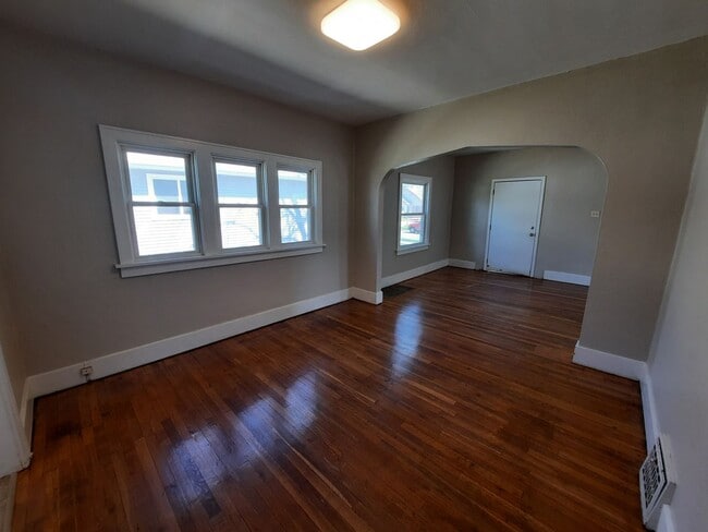 Building Photo - Pet Friendly Home with Fenced Back Yard and Hardwood Floors!