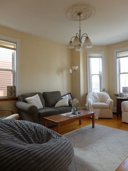 Building Photo - 828 Parker St