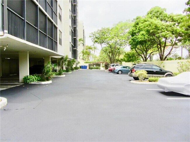 Building Photo - 105 Lake Emerald Dr