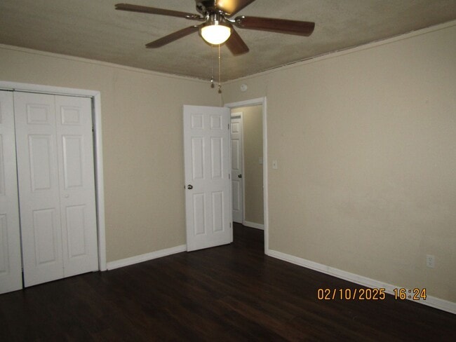 Building Photo - New listing! 3 bedrooms/1 bath/garage with carport