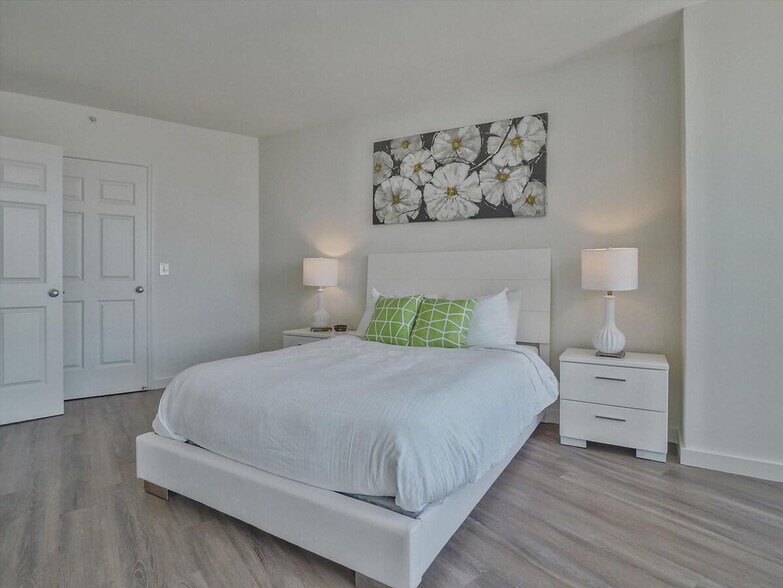 Building Photo - 33 Hudson St