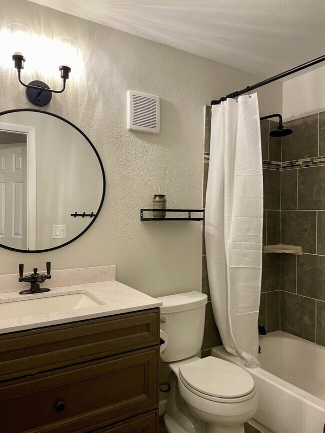 Building Photo - Spacious 2bed/2bath Condo in Aurora