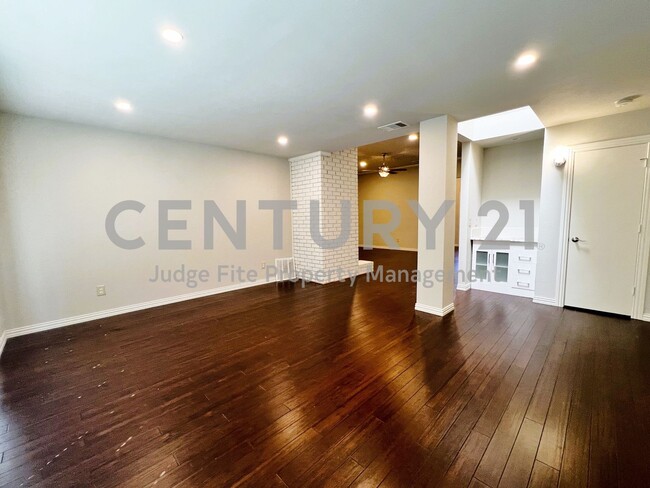 Building Photo - Nicely Updated 3/2/2 in North Dallas For R...