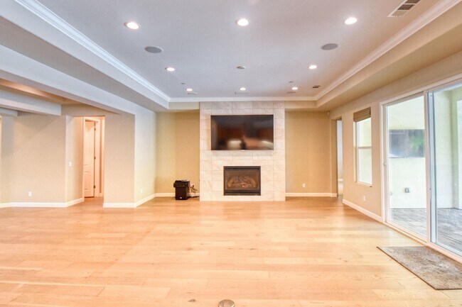 Building Photo - 5 Bedroom Resort-Style Estate with Pool, S...