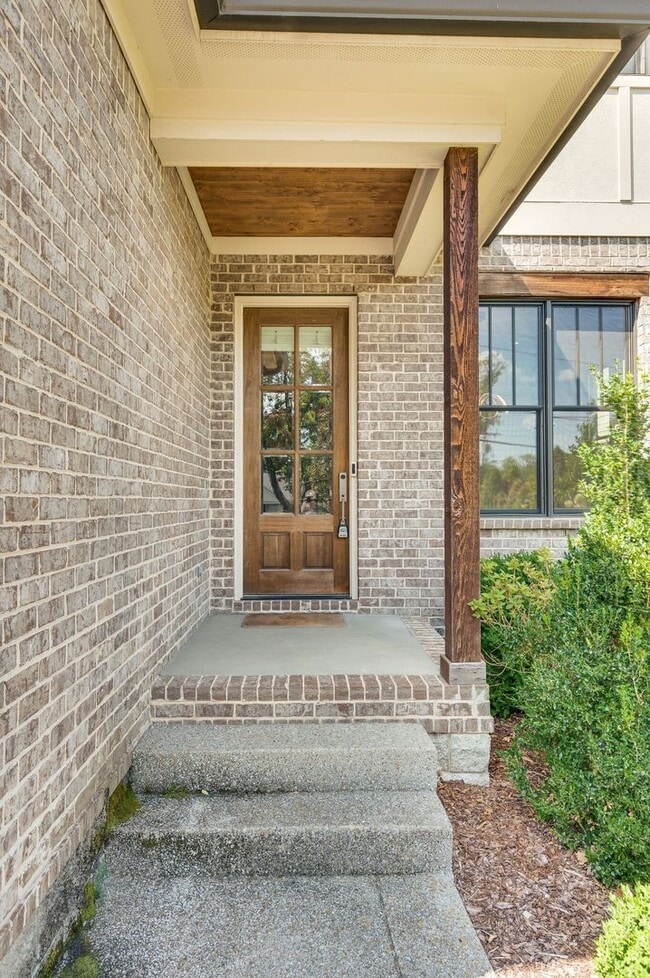 Building Photo - Stunning 4BE/3.5BA home in the heart of Green Hills!