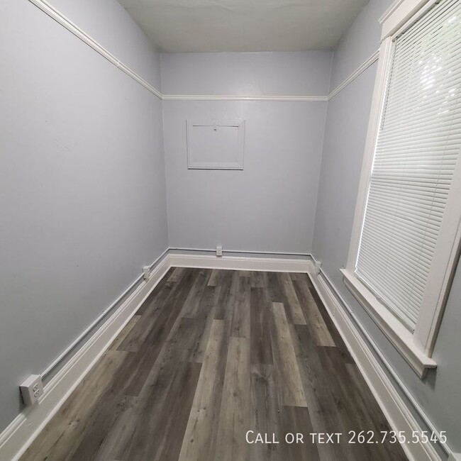 Building Photo - Charming 1 Bed 1 Bath Apartment in Prime L...