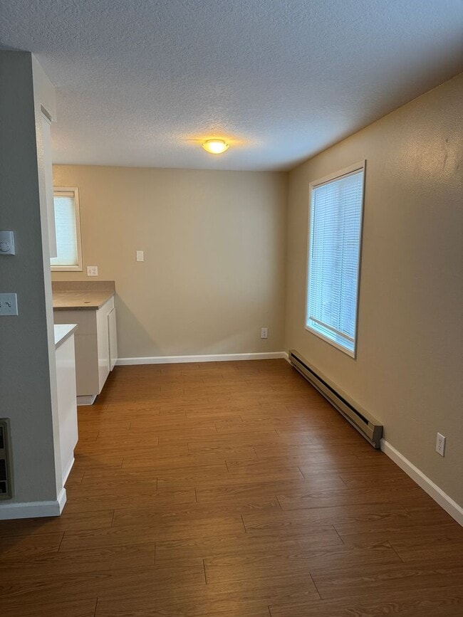 Building Photo - Spacious 2br/1.5ba 2-level Apt with washer/dryer included
