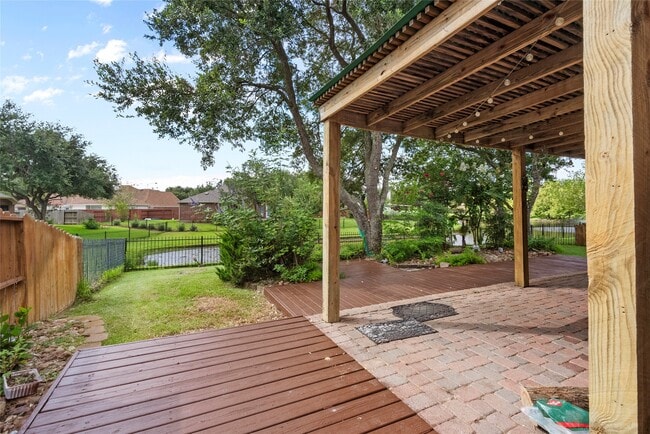 Building Photo - 510 Crestwater Ct