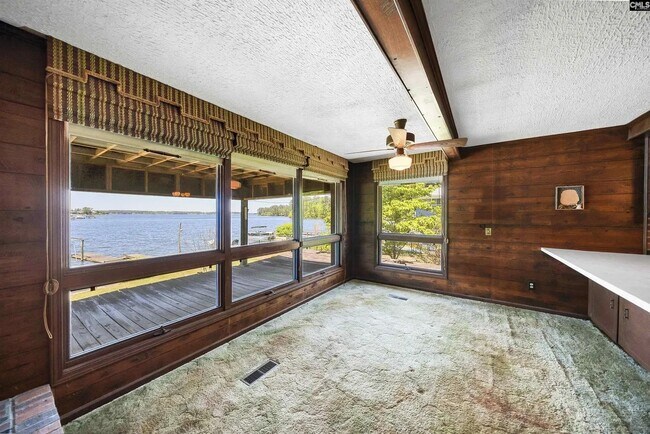 Building Photo - 212 S Lake Dr