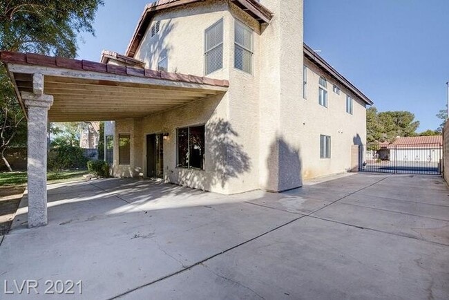 Building Photo - Ready for a BIG house - for little rent in the Heart of GREEN VALLEY.