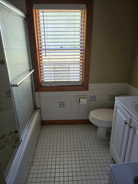 Bathroom - 33 Maple Trl