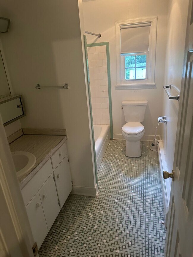 Building Photo - 3 Bed/3 Bath