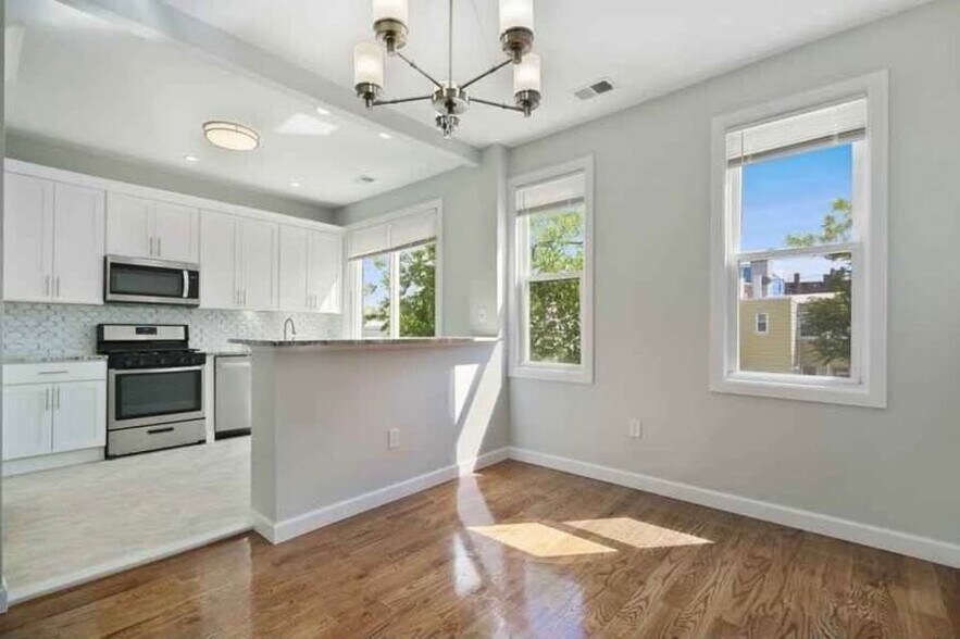 Building Photo - 407 71st St