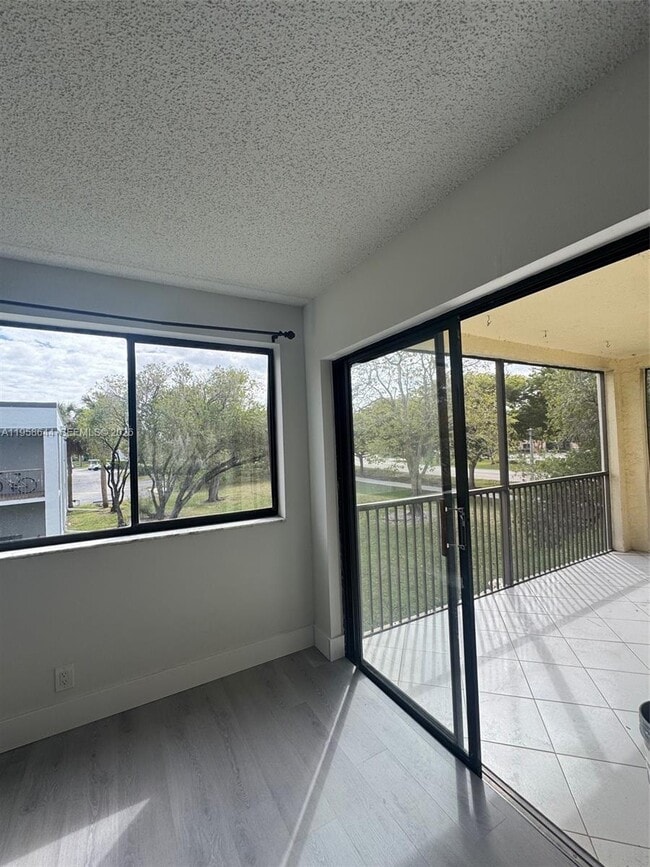 Building Photo - 163 Lakeview Dr