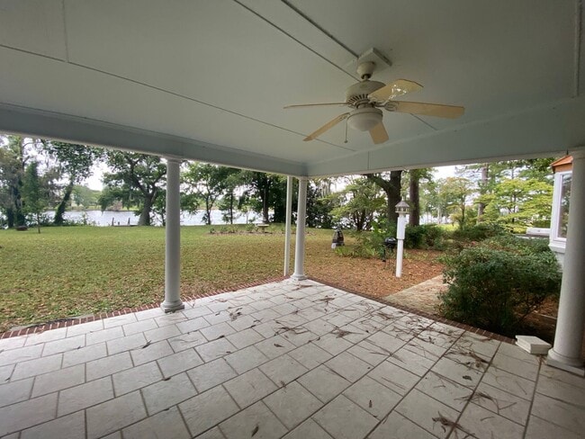 Building Photo - Beautiful 3 BR/2.5 BA Waterfront Home on Trent River!