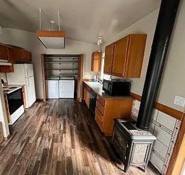 Building Photo - 1806 N Medina St