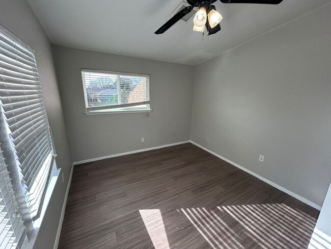 Building Photo - Enjoy a convenient and stylish living!