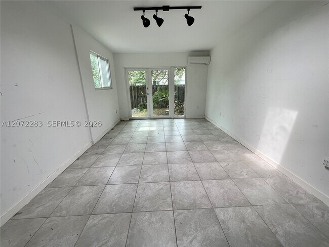 Building Photo - 10642 SW 77th Ave