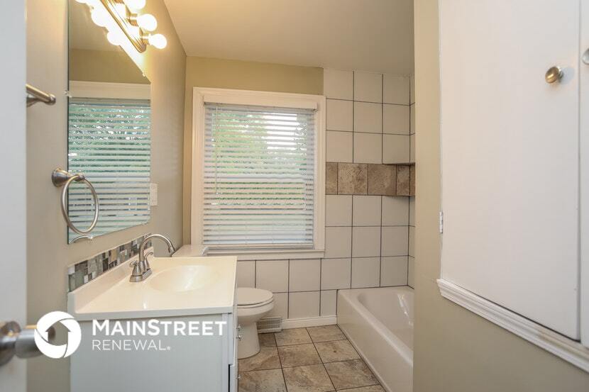 Building Photo - 1006 SW Lakeview Blvd