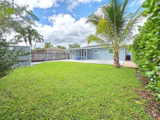 Building Photo - 250 NE 42nd St