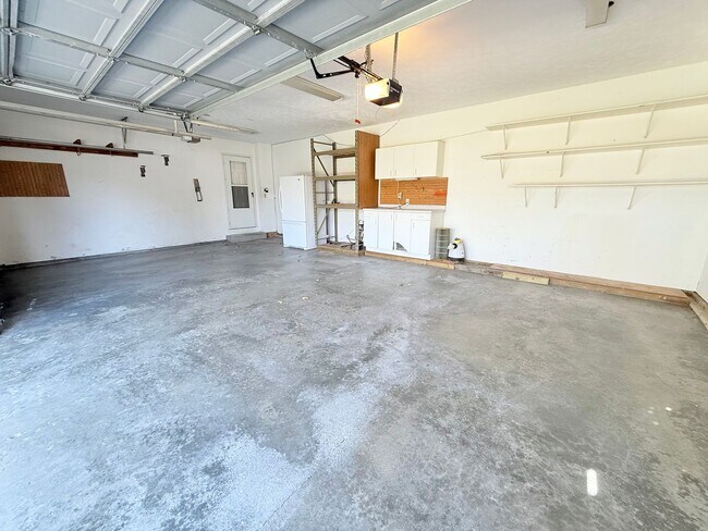 Building Photo - Stunning 5-Bedroom Home with Pool in Desir...