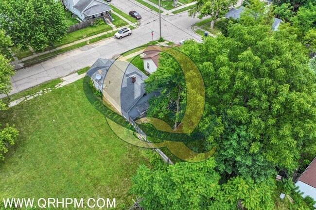 Building Photo - 1205 Pinehurst Ave