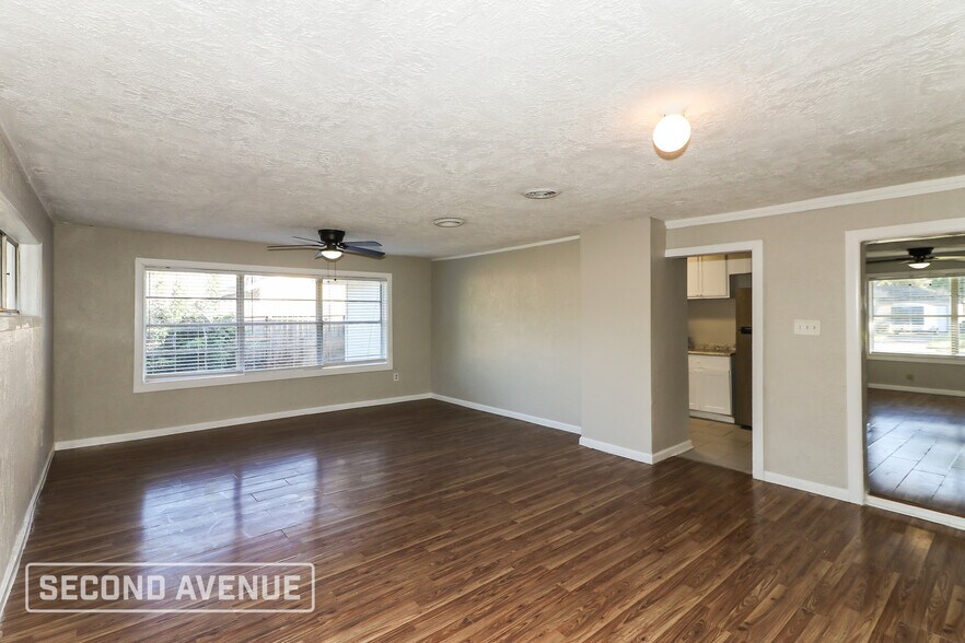 Building Photo - 5911 Kenilwood Dr