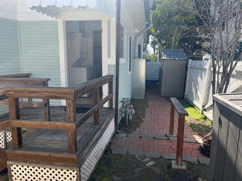 Building Photo - 4190 Lincoln Ave