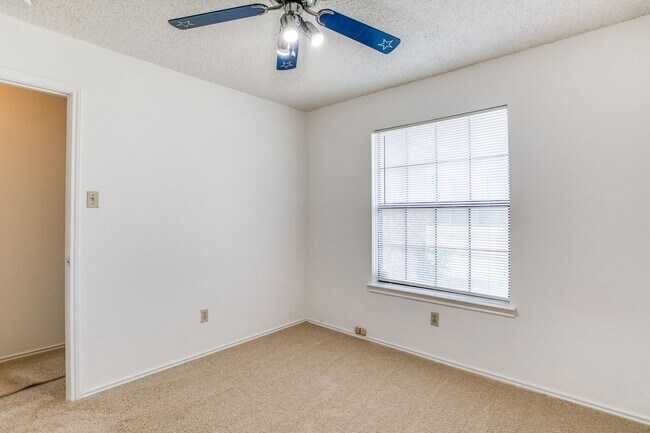 Building Photo - 3 Bedroom Duplex in Coppell – Private Back...