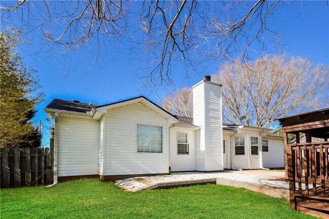 Building Photo - 300 Claremont Dr