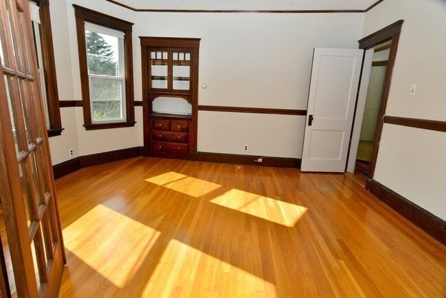 Building Photo - 89 Rockview St