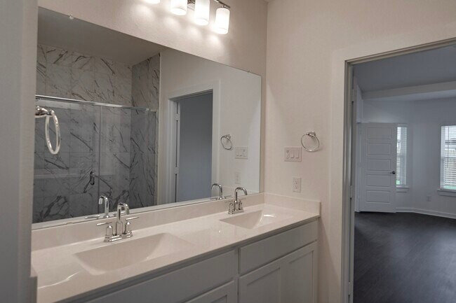 Building Photo - 32511 Midsummer Dr