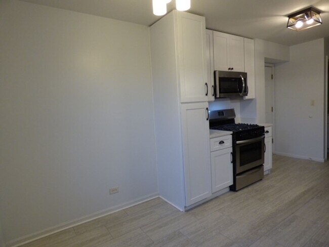 Building Photo - Beautiful 2 bd 1 1/2 ba as soon as July 1 move-in. Great Vernon Hills location!