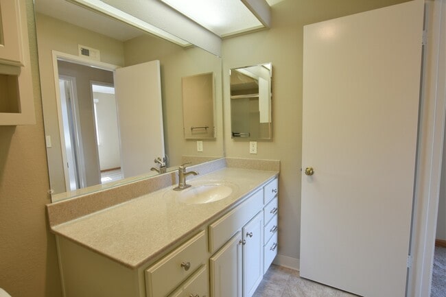 Building Photo - Updated 4 Bedroom, 2.5 Bathroom Townhouse in North San Jose