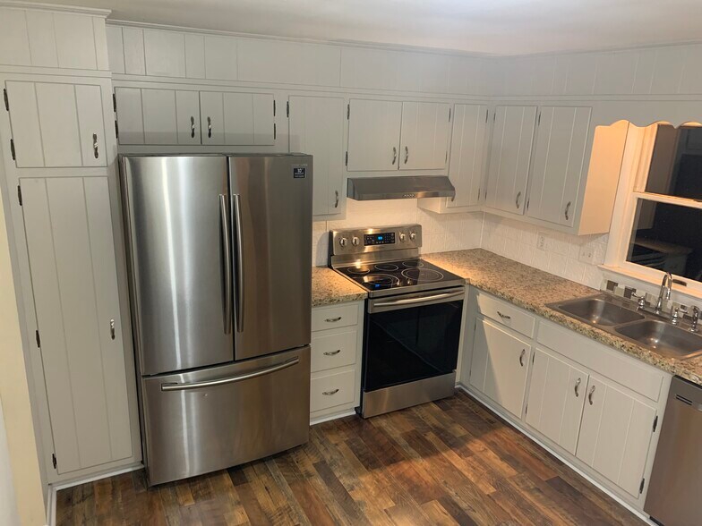 Newly updated kitchen with stainless steel appliances - 1265 Woodmere Rd
