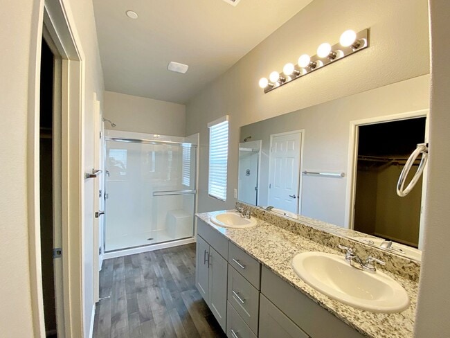 Building Photo - UPGRADED 2 BEDROOM TOWNHOME IN GATED COMMU...