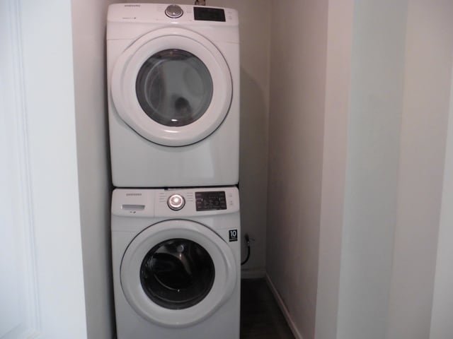 In unit - Full sized, high efficiency washer/dryer - 3829 Glenfeliz Boulevard