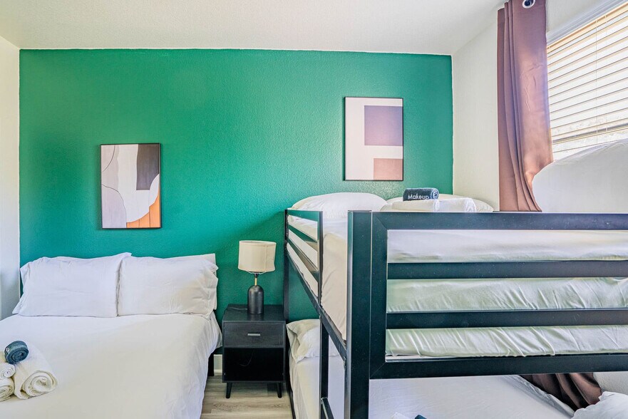 Building Photo - 6610 N 93rd Ave