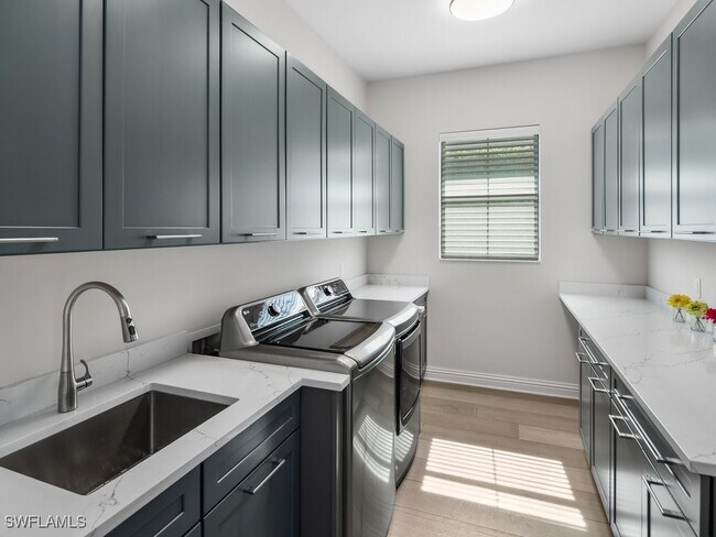 Building Photo - 695 Wedge Dr